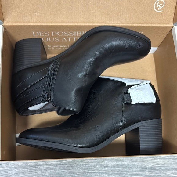 LifeStride Lorelai Ankle Boot (WIDE) - Picture 2 of 9